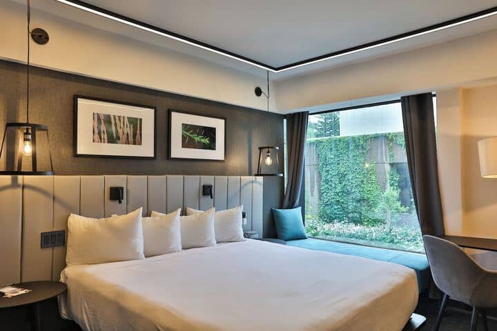 Room 13 of 104