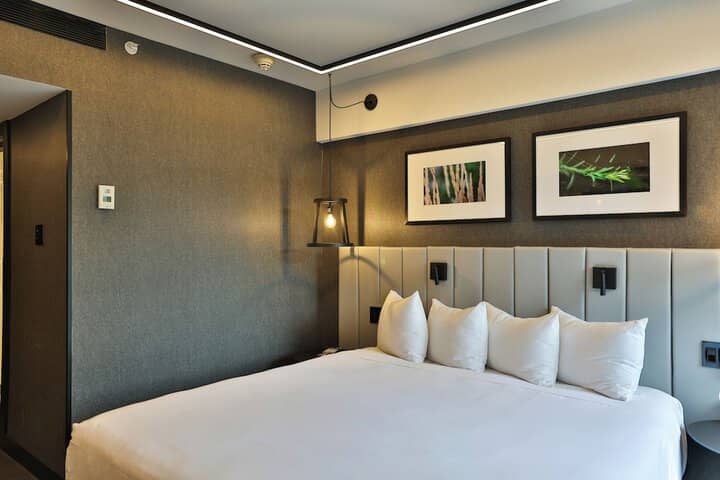 Room 12 of 104