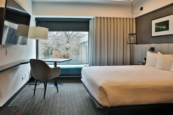 Room 10 of 104