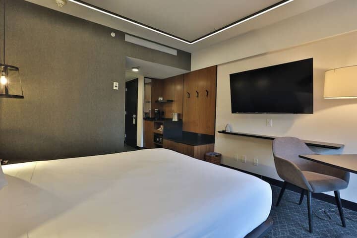 Room 9 of 104